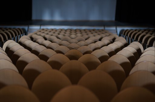 公会堂の椅子