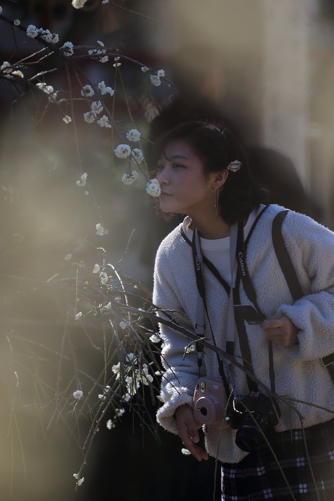 爽やか美人百景・当世カメラ女子は二刀流ならぬ三刀流