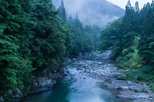雨上がりの渓谷