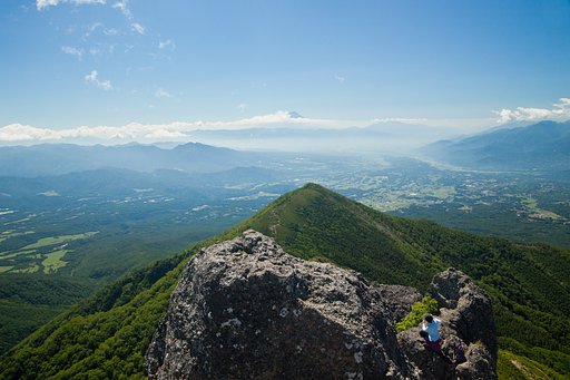 山頂に立つ