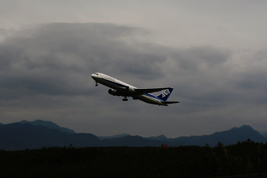 暗雲へ向かって飛べ！