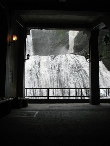 トンネルを抜けると！