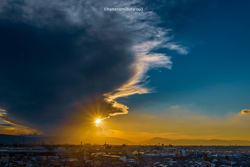 大きな雲と太陽