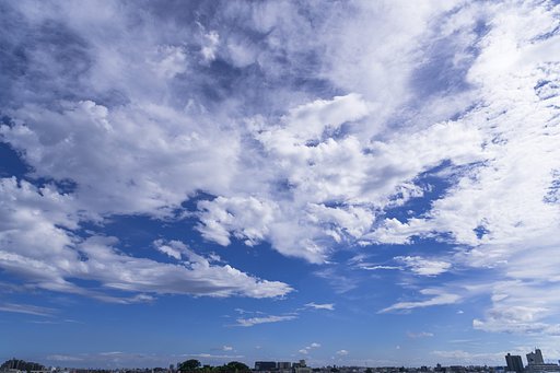 青空に白い雲