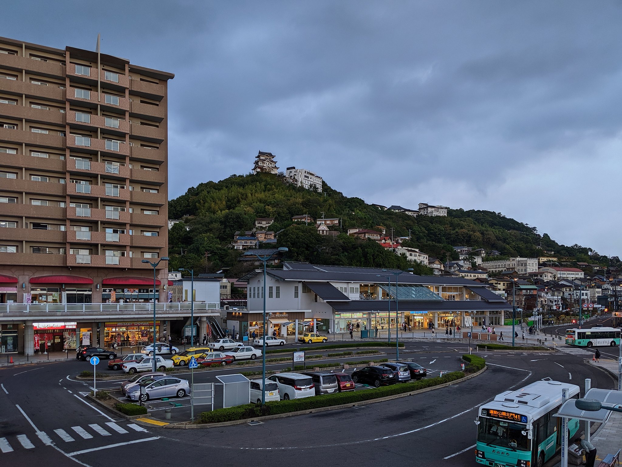 尾道駅前