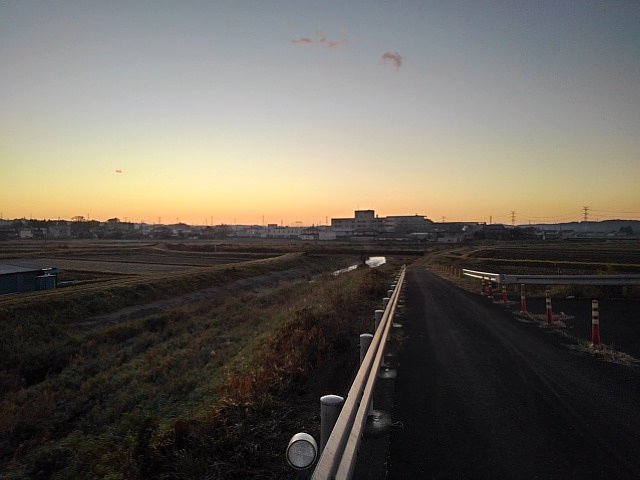 坂の向こうの朝焼け