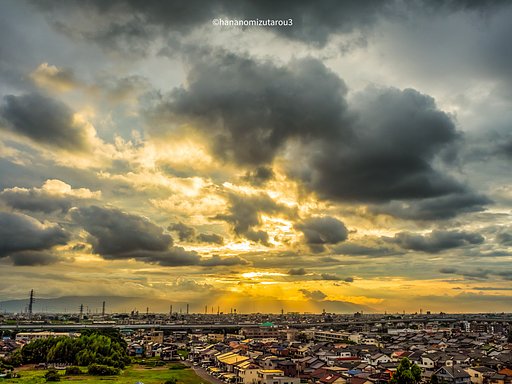 雲の多い夕景