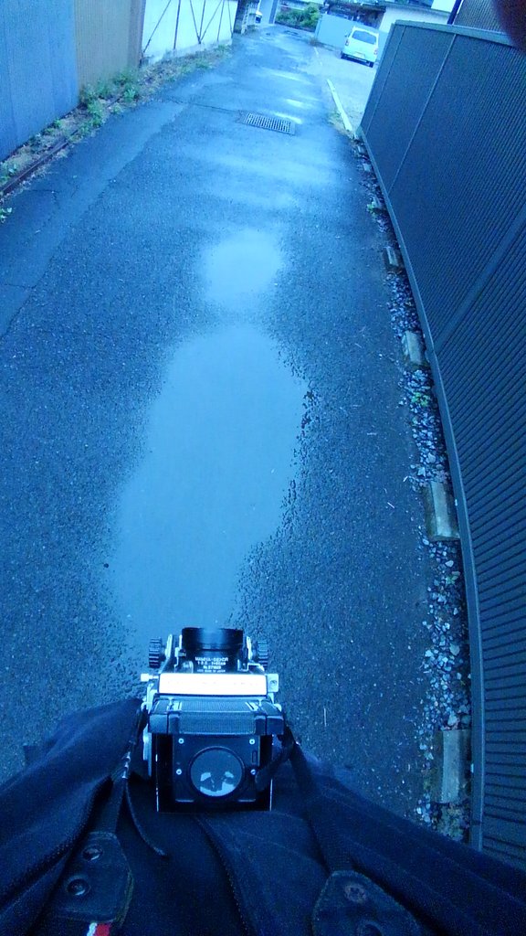 首にかけたカメラと一緒に