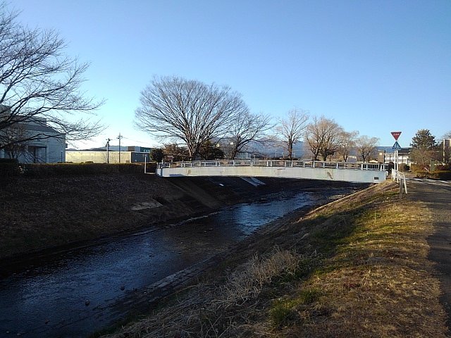 市役所の近くの川と歩道専門の橋の景色