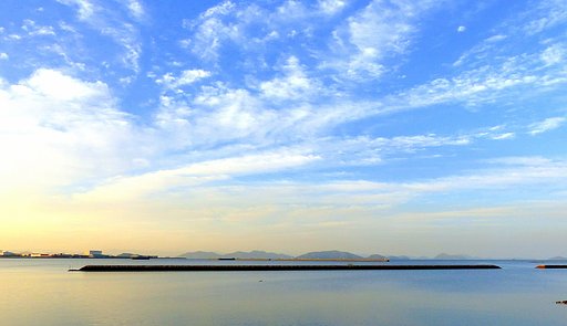 朝の瀬戸内海の空