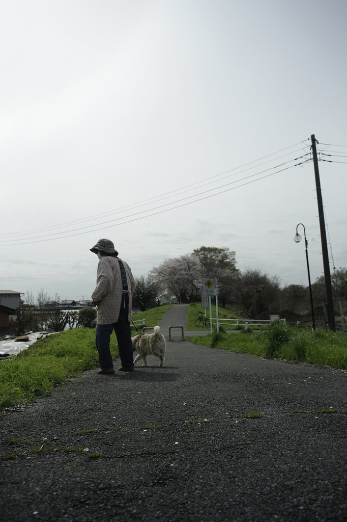 振り返る写真