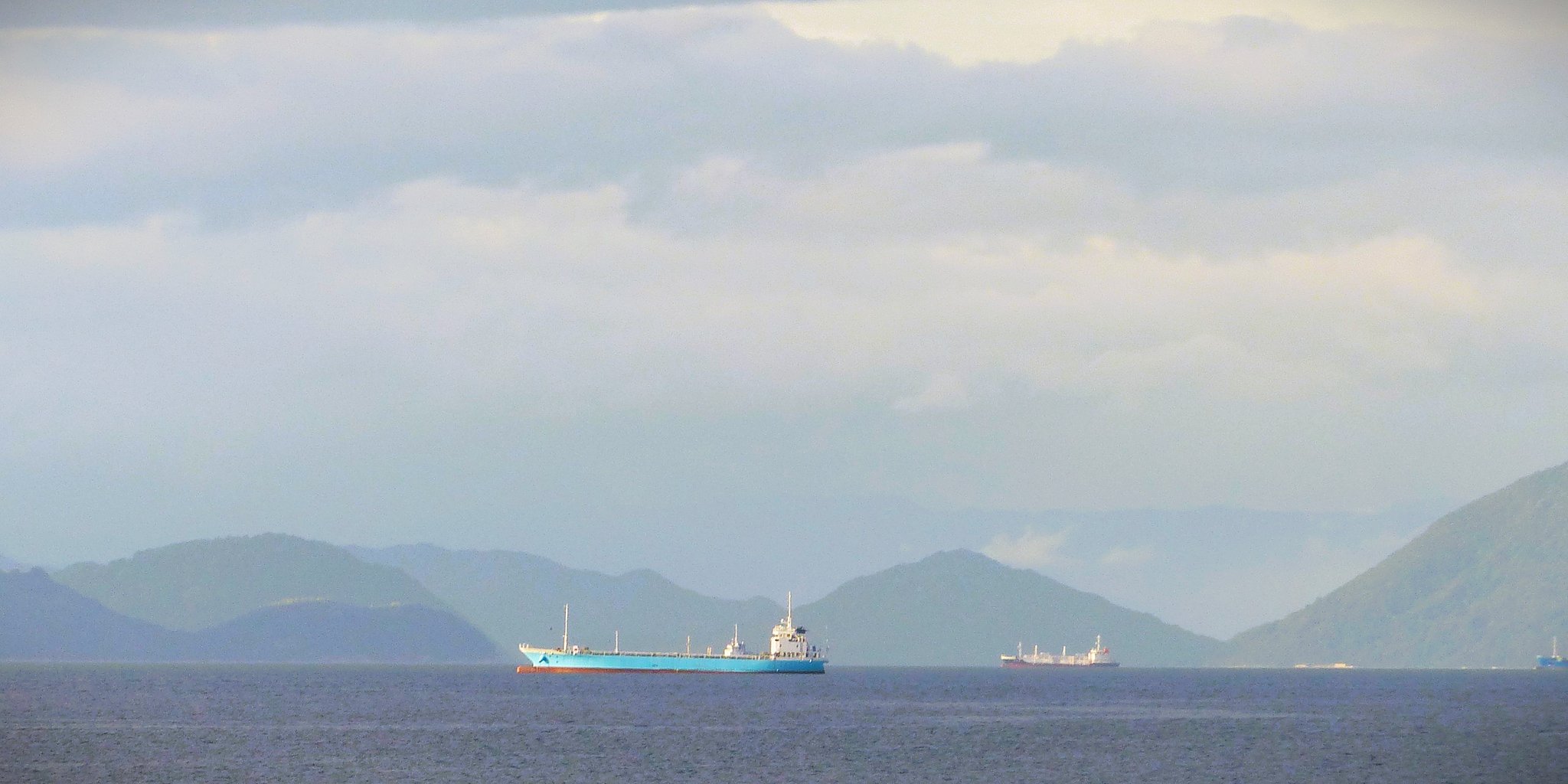 朝の散歩で海を撮りました。