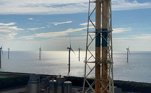 光る海