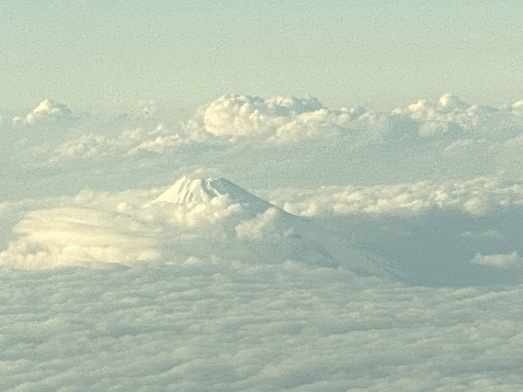 頭を雲の上に出し♫