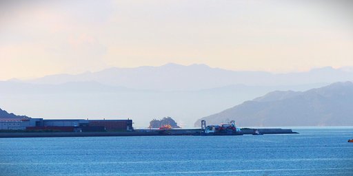 早朝の港から