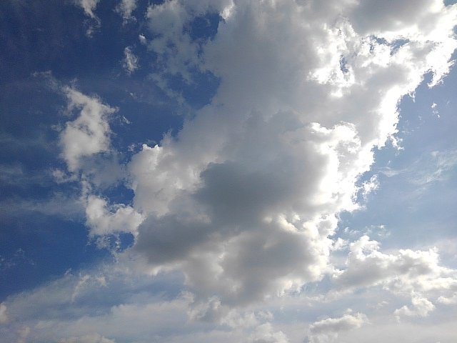 左右で青空の色の濃さが違う!?