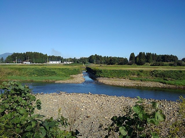 大きい川と小川が交わる場所