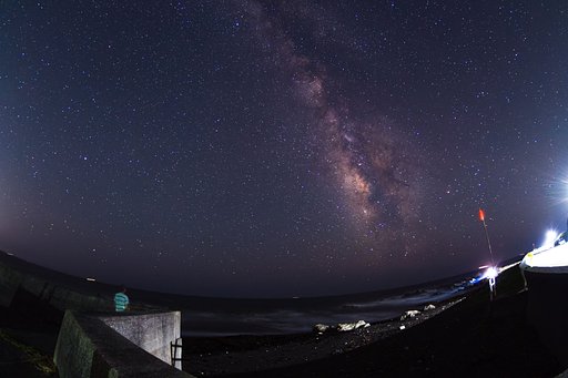 海と天の川を眺める人
