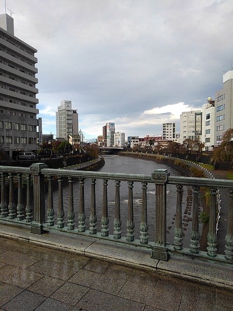 街中の橋の欄干からの景色