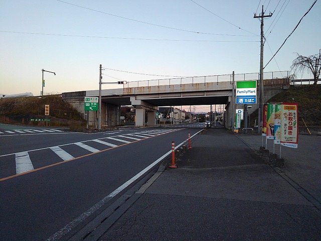 高速道路の近くの陸橋