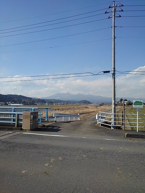 電柱や橋の奥に高原山が見える景色