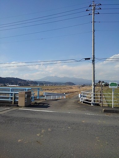 電柱や橋の奥に高原山が見える景色