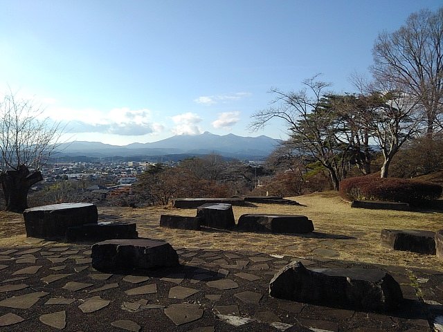 石畳の奥に見える雄大な山