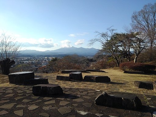 石畳の奥に見える雄大な山