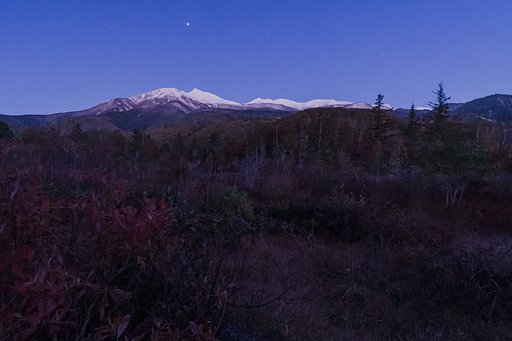白く浮かぶ乗鞍岳＿晩秋夜明け前