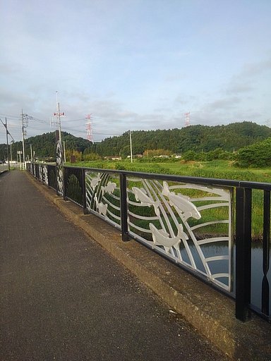 欄干に魚のレリーフ