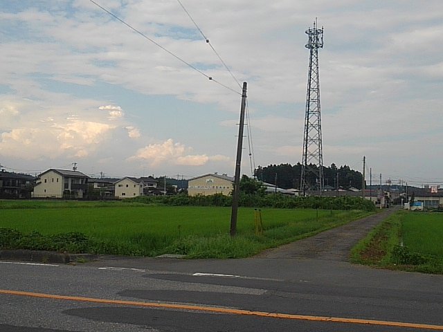 奥に見える火の見やぐらみたいな鉄塔