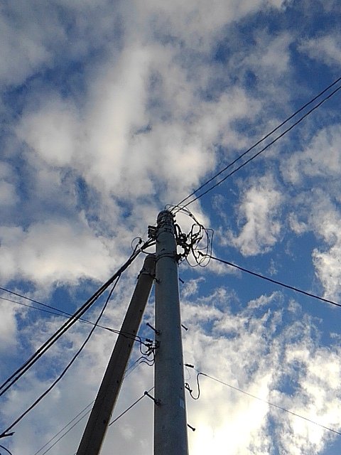 電柱の奥の秋の空