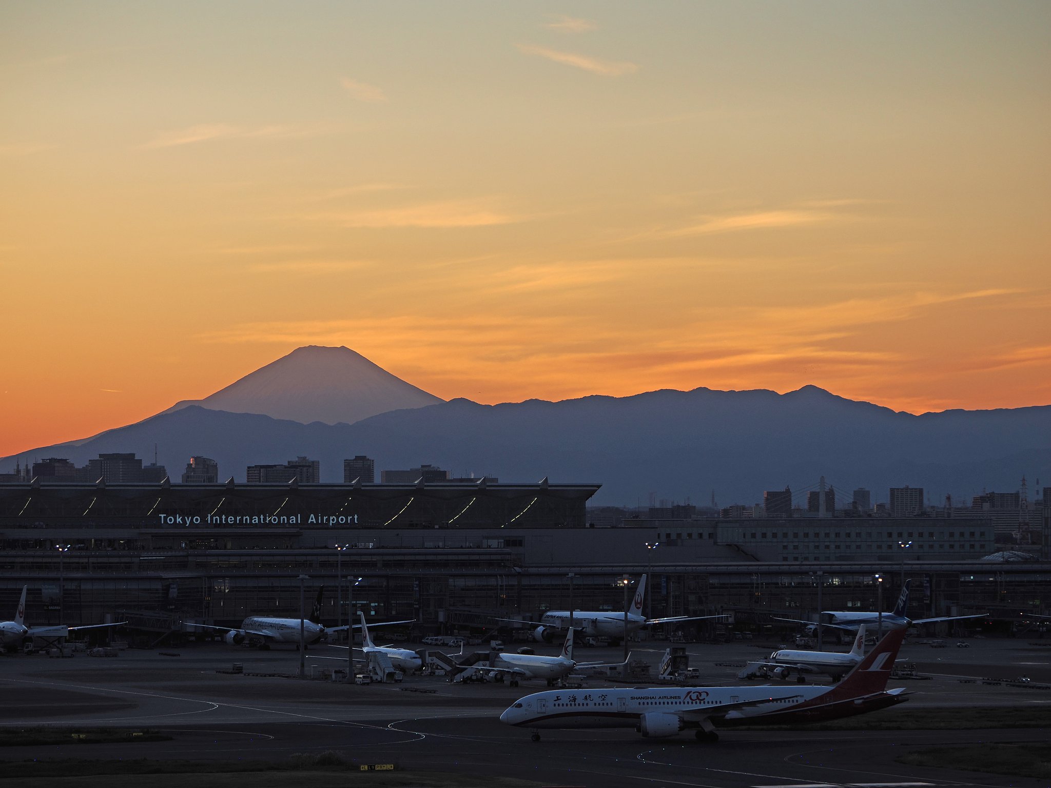 夕染めのHND(羽田空港)