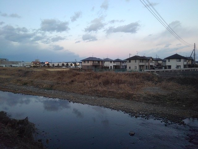 冬の夕日が映る川