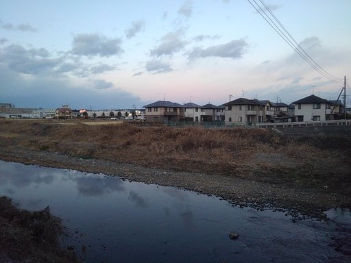 冬の夕日が映る川