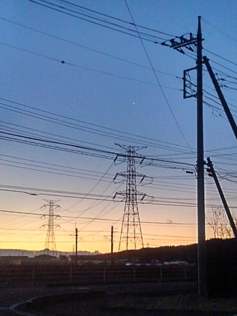 朝焼けの電柱と鉄塔（撮影日は1/24）