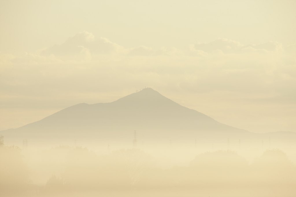 朝の筑波山