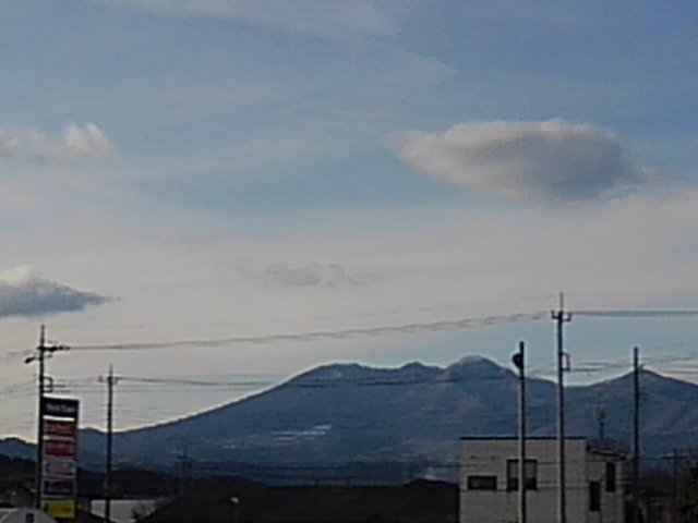 買い物のついでに見えた山のある景色