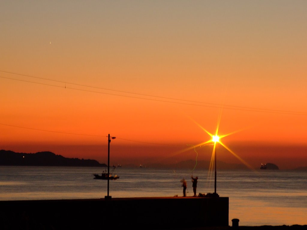 瀬戸の夕焼けと釣人