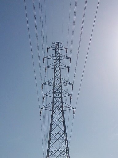 ドーンと構えてるように見える鉄塔
