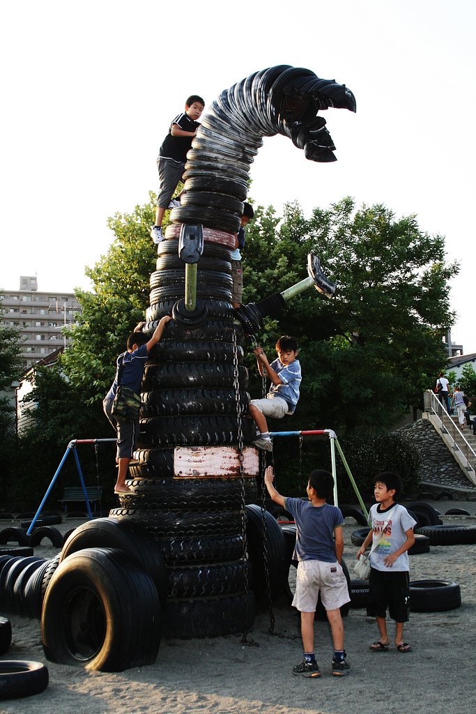 古タイヤのゴジラ