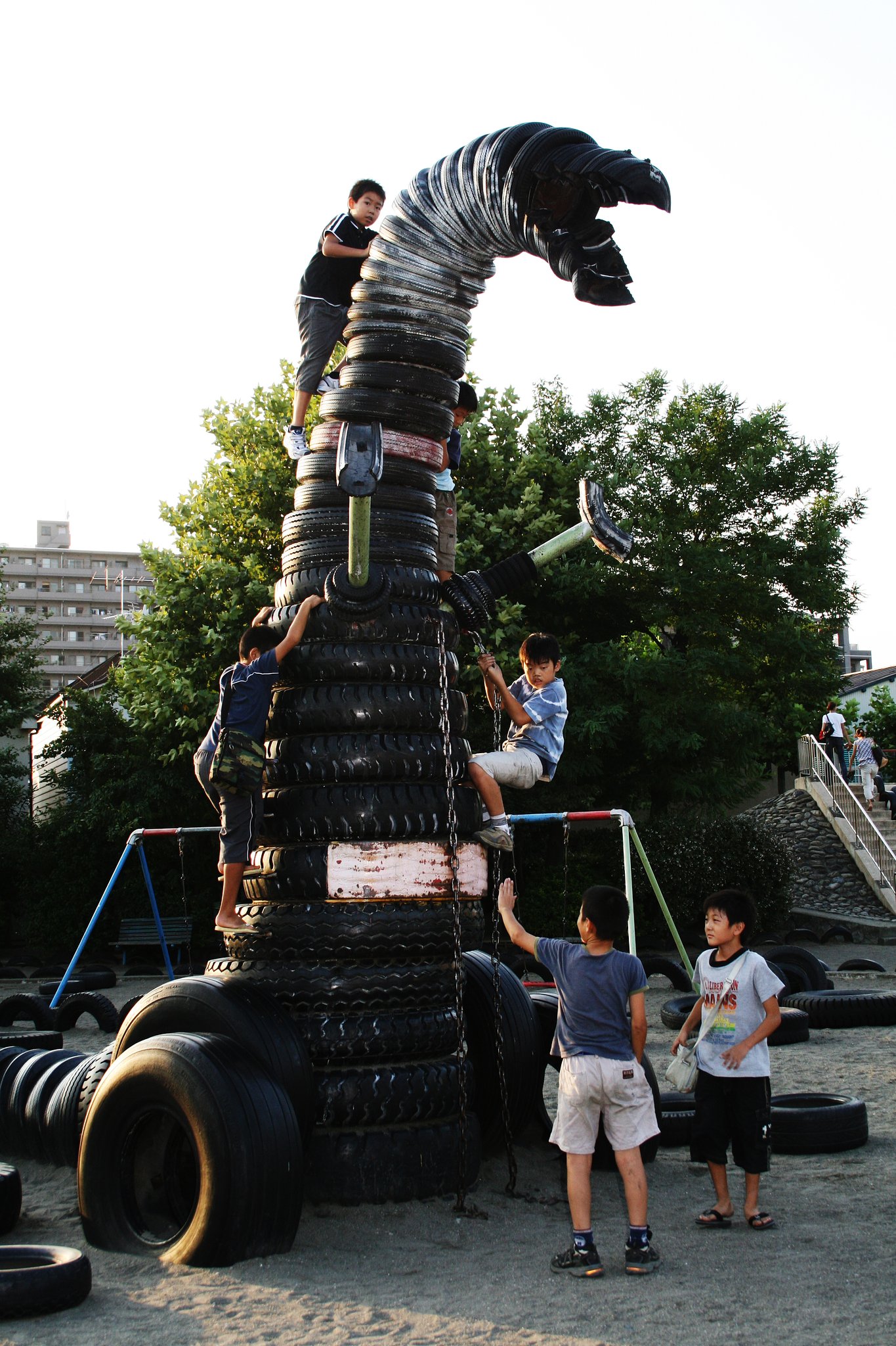 古タイヤのゴジラ