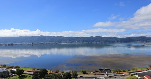 台風一過の湖