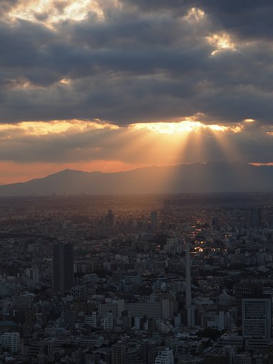 暗雲の隙間から