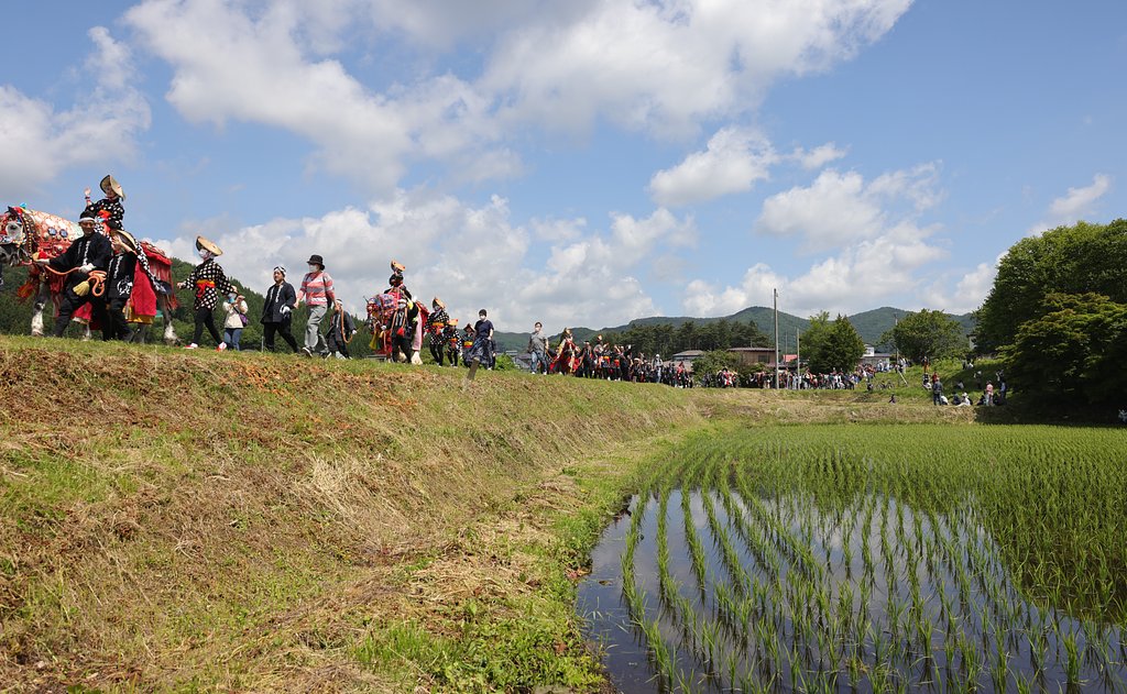 チャグチャグ馬コ（その２）田んぼ道をゆく