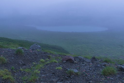 霞む鶴ヶ池ブルー