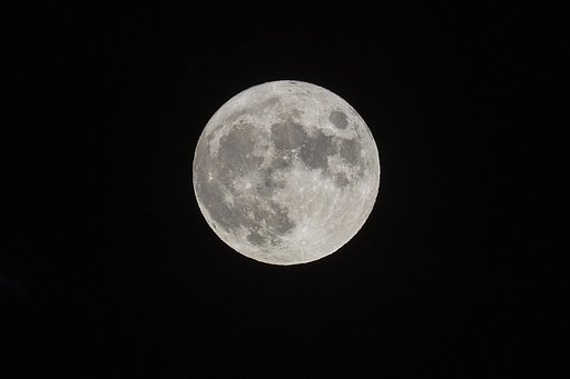 中秋の名月　ほぼ満月
