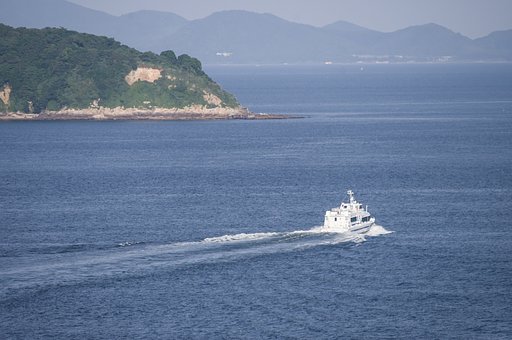 初夏の海を往く