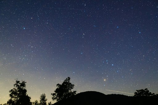 地球を取り囲む人工衛星