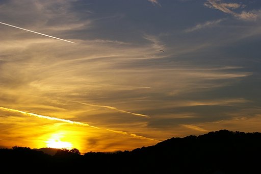 飛行機雲と夕焼け